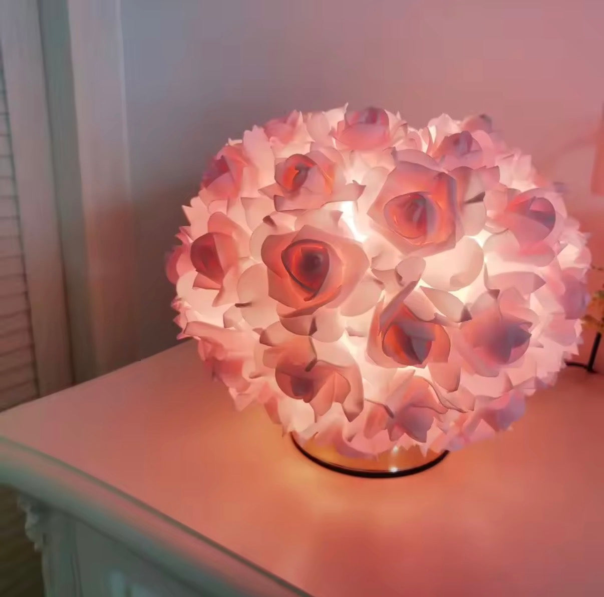 Rosen-Kugellampe „Luminous Rose“ für warmes Ambiente