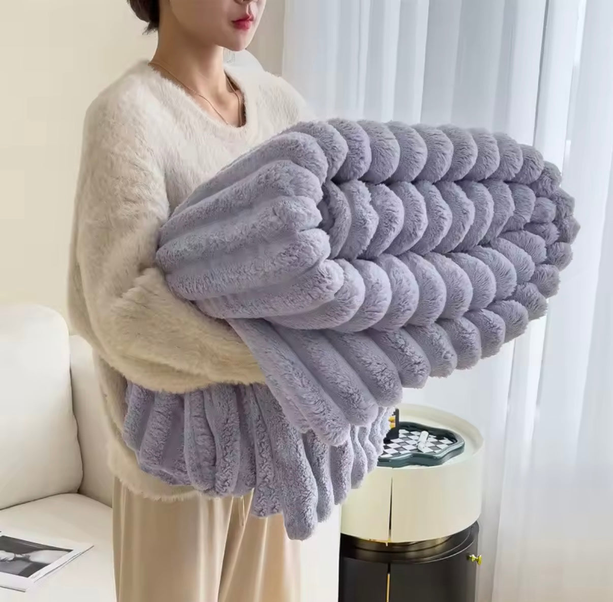 Superweich einkuscheln – die Lammwolle-Plüschdecke